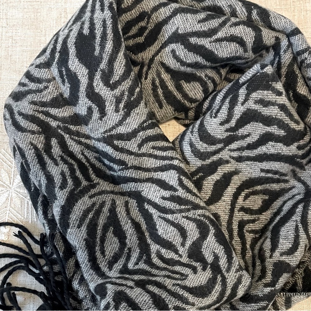 Scarf Gray Black Animal Print - Picture 2 of 3